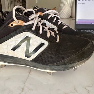 Mens 9 1/2 New Balance metal Baseball cleat.